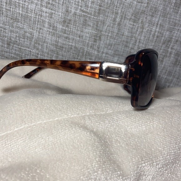 Foster Grant Women’s Poppet polarized rectangular sunglasses tortoise/brown - Picture 4 of 8